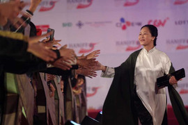 LHP Quốc tế Hà Nội: Sao đứng đường dài cổ chờ thảm đỏ