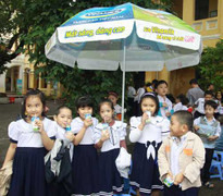 Vinamilk đem niềm vui uống sữa đến cho các em học sinh