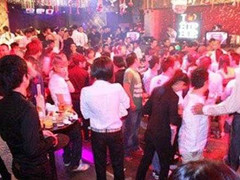 Chỉ cần trau chuốt, đi bar sẽ được trả tiền