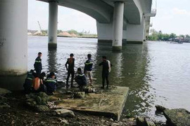 Người nhái lặn tìm người đàn ông dưới sông Sài Gòn