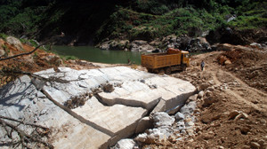 'Xe ben đụng vỡ...đập thủy điện!'