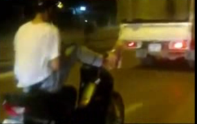 Lái xe bằng chân, vừa huýt sáo vừa nhắn tin