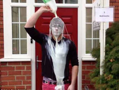 Đổ sữa lên người: Trò chơi phản cảm