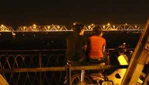 Lên cầu Long Biên tâm sự, đôi nam nữ bị cướp sạch đồ