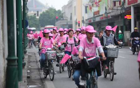 Fan Kpop náo loạn đường phố Hà Nội