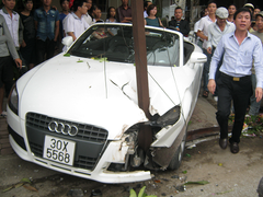 Ảnh: Mui trần Audi nát đầu giữa thành Vinh