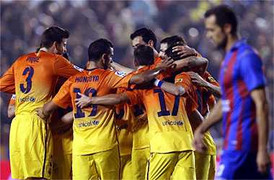 Messi cho Ronaldo hít khói, Barca hạ màn La Liga