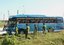 Hàng chục người kêu cứu trong xe khách gặp nạn