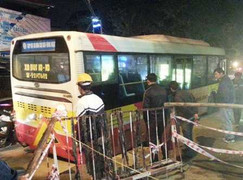 Hà Nội: Xe buýt sụt hố công trình, ùn tắc hàng loạt