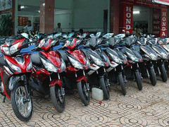 Ế chỏng chơ, xe máy giảm giá tới 1/3