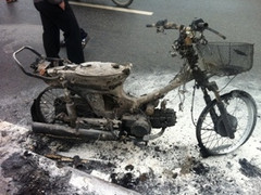 Hà Nội: Xe máy cháy trơ khung sắt giữa mưa