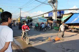 Thương cảm bé gái bị xe tải cán qua