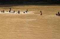 Video: Thót tim học sinh băng sông tới trường