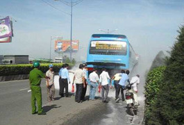 Xe khách Campuchia cháy giữa phố Sài Gòn