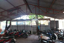 Khóa cổng ký túc xá, sinh viên lên tiếng