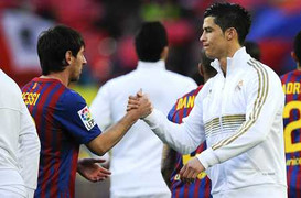 Ronaldo 'rủ rê' Messi tới Real...làm bạn