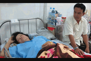 Chị lao công bị xe cảnh sát tông ngất xỉu