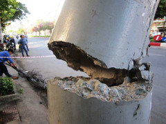 TP.HCM: Container 'quật ngã' hàng loạt cột điện