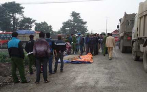 Va quệt xe tải, một thiếu nữ chết thảm