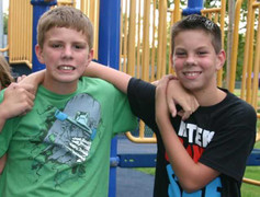 Phát hiện bạn học là anh ruột thông qua dáng đi