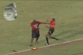 Trọng tài choảng nhau với cổ động viên