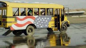 Xe bus drift tóe khói, hành khách thất kinh