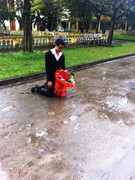 Nam sinh quỳ dưới mưa xin lỗi bạn gái