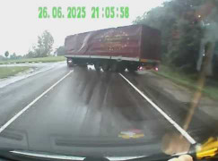 Màn drift ngoạn mục của xe rơ-moóc