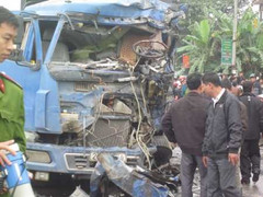 Va chạm giao thông, lái xe tải đứt lìa cánh tay