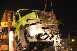 Tránh 'quái xế', container cắm đầu xuống hố sâu