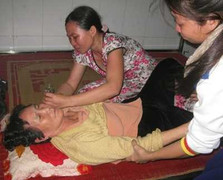 Cô dâu Việt tự tử: Đau xót đón tro cốt về quê nhà