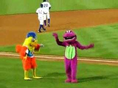 Gà với khủng long thi đấu Hiphop