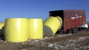 Chuyển hàng lên xe tải cực khéo