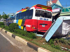 Xe khách hạ gục trụ quảng cáo trên dải phân khách