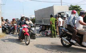 Xe tải cán gãy đôi chân một phụ nữ