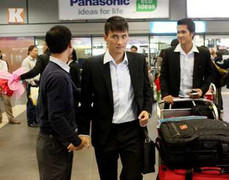 Đội tuyển Việt Nam 'lầm lũi' trở về nước