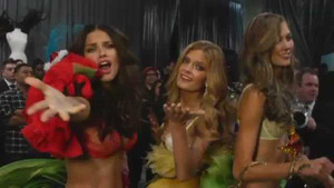 Các thiên thần nội y quay MV 'líp-xinh'