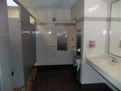 Cô ép học sinh trả tiền để được đi vệ sinh