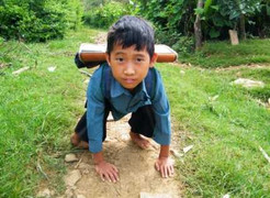 Cậu bé 5 năm bò đến lớp bằng tay