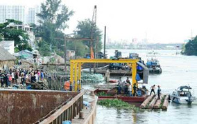 Xót thương ngóng tìm bé gái chết đuối sông Sài Gòn