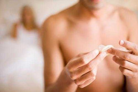 Vui chơi sau lễ tốt nghiệp, tôi có bị HIV?