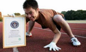 Người đàn ông vô địch chạy bằng 4 'chân'