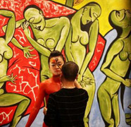 Hậu trường thiếu nữ lấy cơ thể làm giấy vẽ