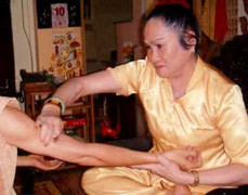 'Siêu người giời' truyền năng lượng kéo dài xương