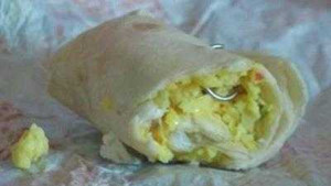 Ăn bánh Sandwich, 'khuyến mãi' một chiếc khoen mũi