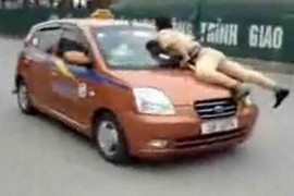 Hà Nội: Bị kiểm tra, hất cảnh sát lên capô