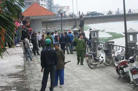 Xác người đàn ông bị buộc vào hòn đá trôi sông