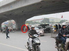 Trút xiêm y điều khiển giao thông giữa phố