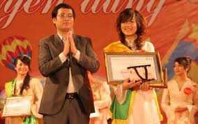 Những pha ứng xử khó đỡ của ứng viên hoa khôi