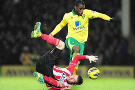 Cười vỡ bụng với cú sút lên trời trước gôn trống